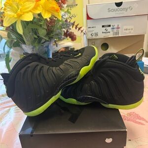 Nike Foam posite one sz 6.5 youth/ 8 w new in box !!! Sold out in stores!!!